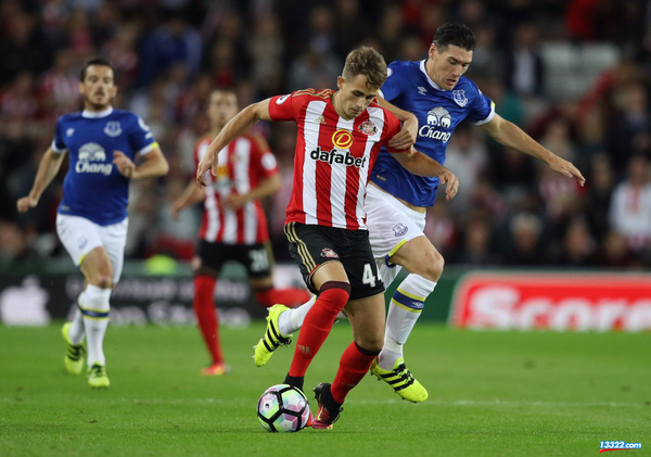 边锋飞驰奔跑,为球队创造得分机会 边锋飞驰奔跑,为球队创造得分机会