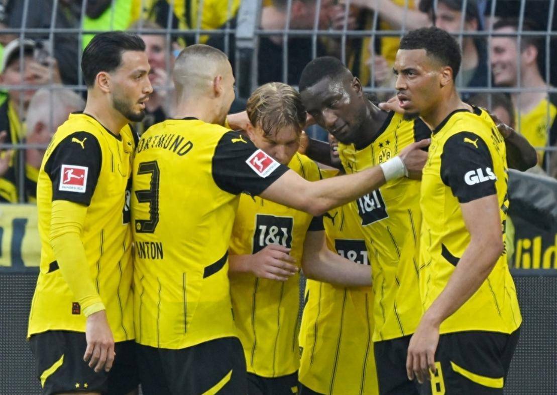 关于多特蒙德球员拼尽全力，成功击溃对手的信息