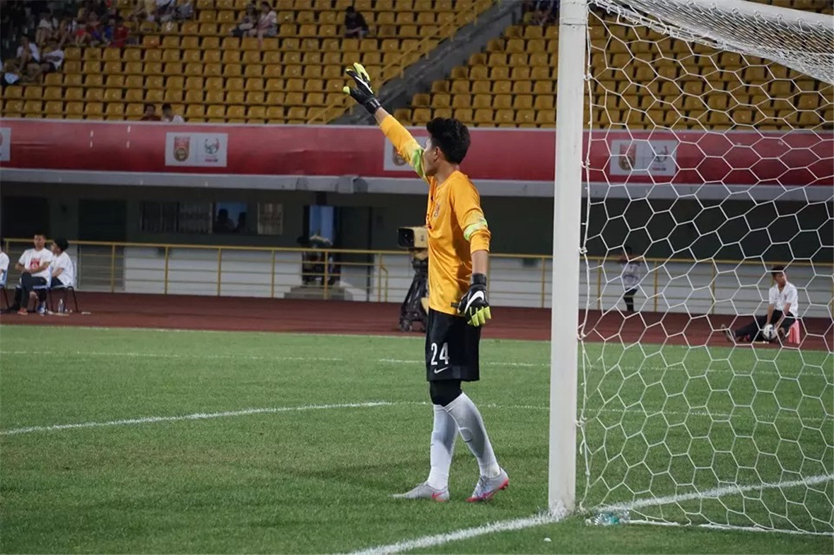 赛场上的新星球员表现抢眼,球迷尖叫不断的简单介绍 赛场上的新星球员表现抢眼,球迷尖叫不断的简单介绍