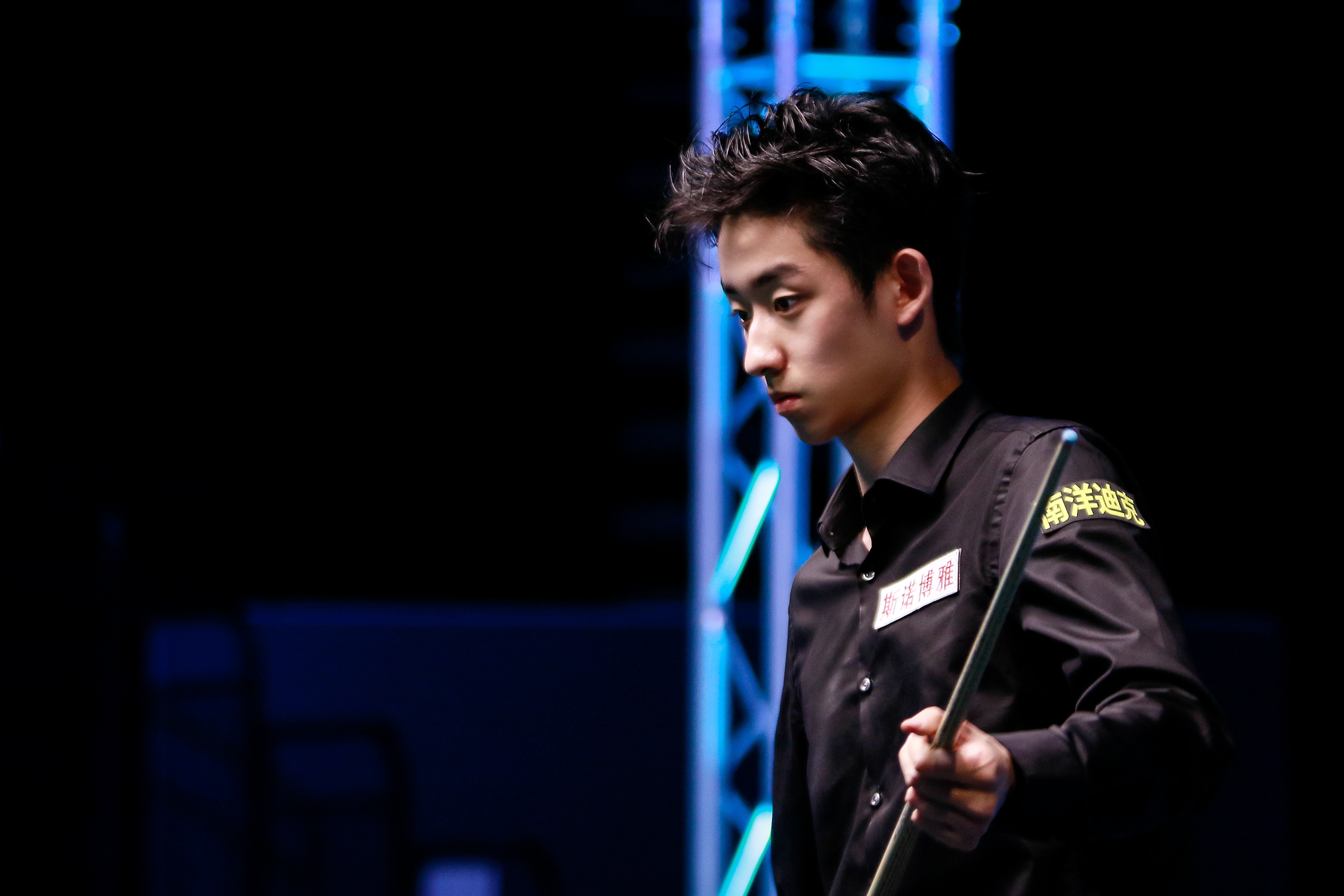 赛场上的新星球员表现抢眼,球迷尖叫不断的简单介绍 赛场上的新星球员表现抢眼,球迷尖叫不断的简单介绍