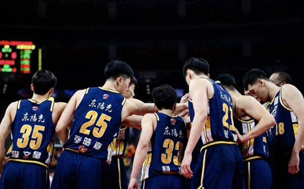 广州男篮主场胜利，球队士气高涨的简单介绍