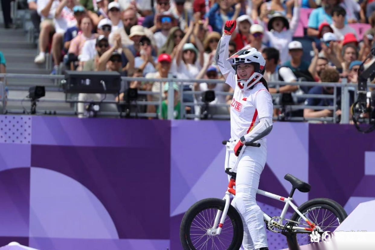 包含小轮车比赛遥相呼应，荷兰选手登顶领奖的词条