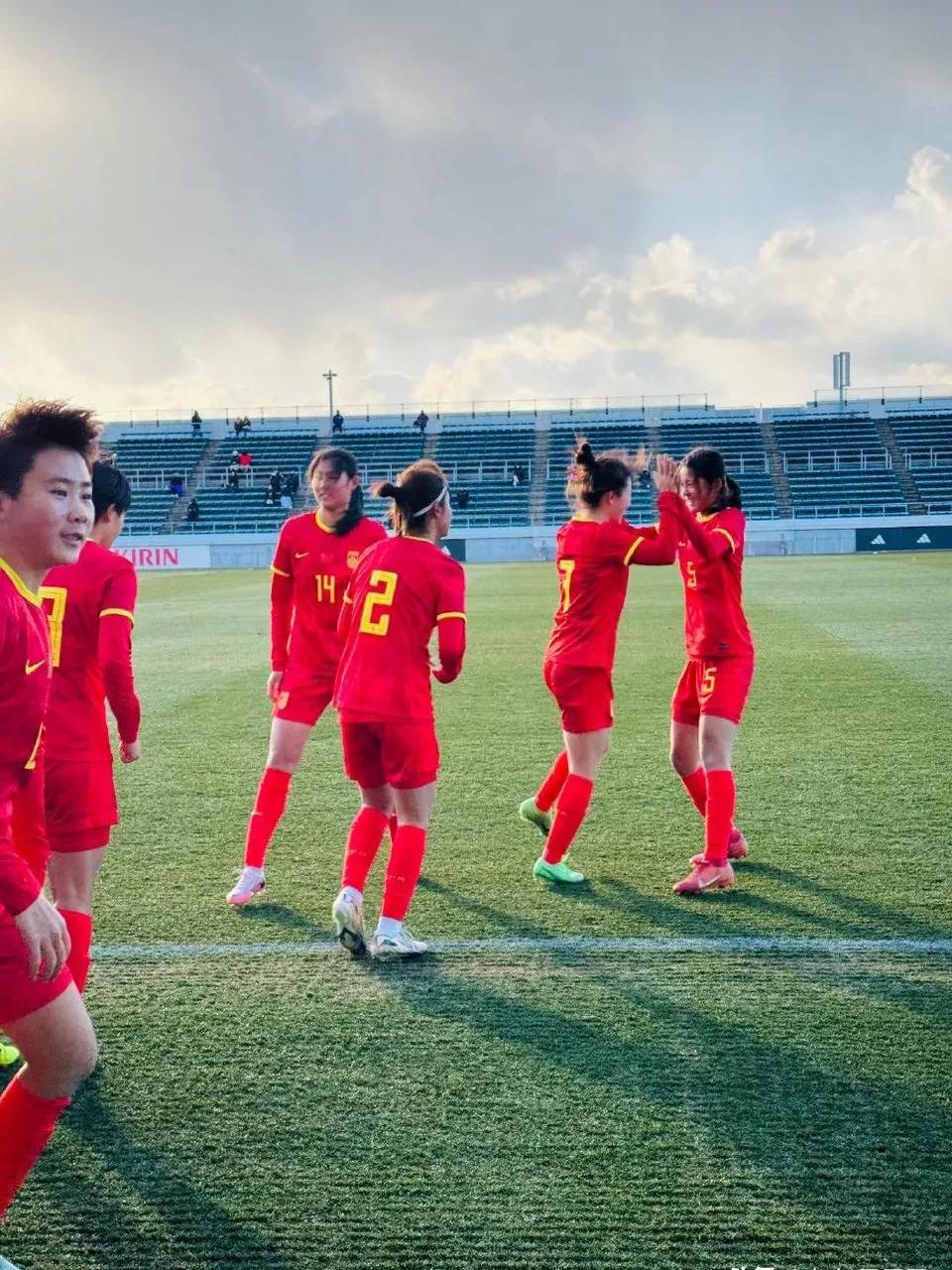 世界顶级俱乐部在热身赛中进行对抗