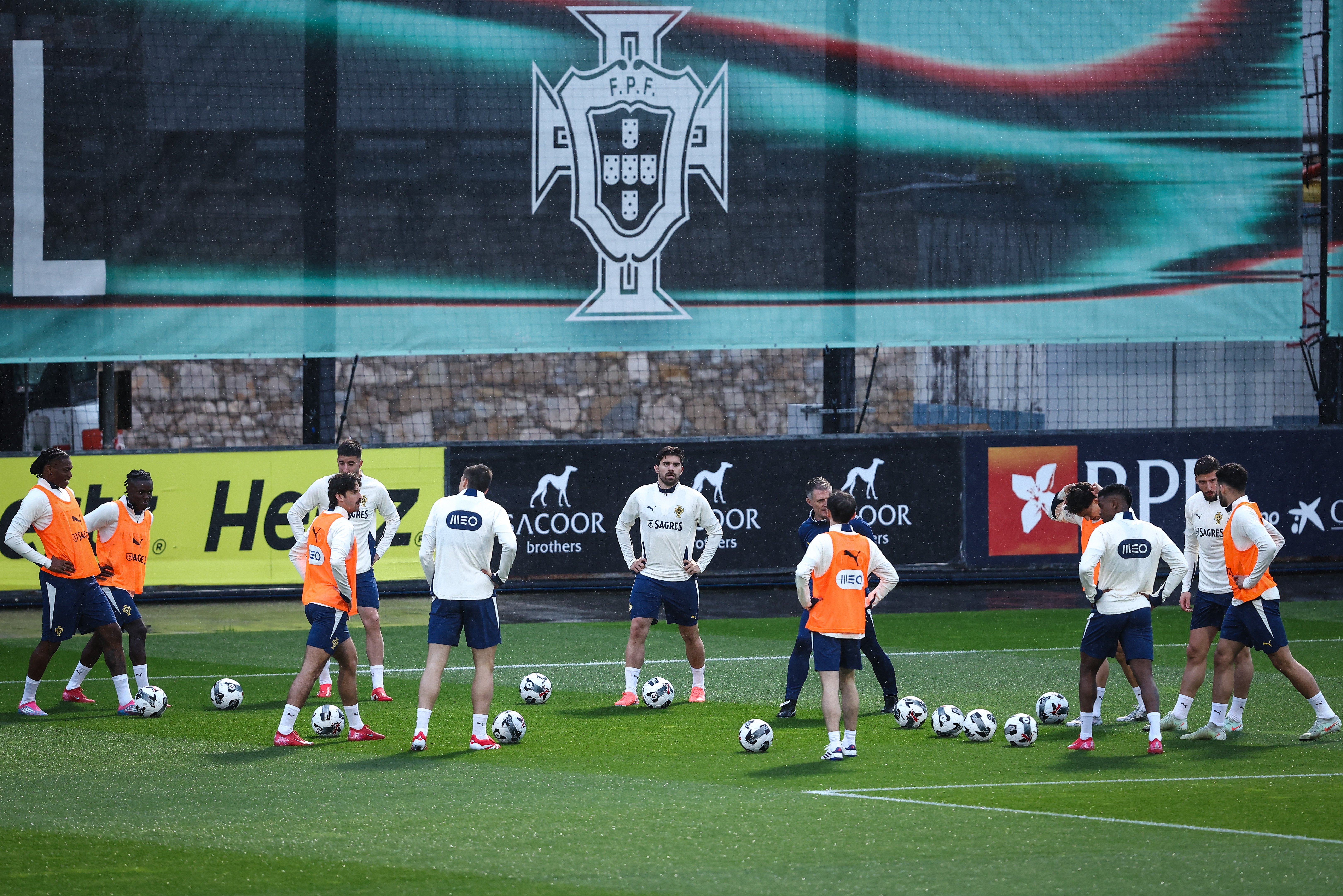 激烈比赛场面，欧国联蓄势待发