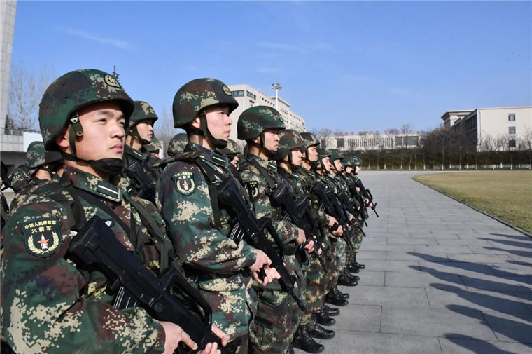 球员们精神抖擞,准备闯入决赛的战场 球员们精神抖擞,准备闯入决赛的战场