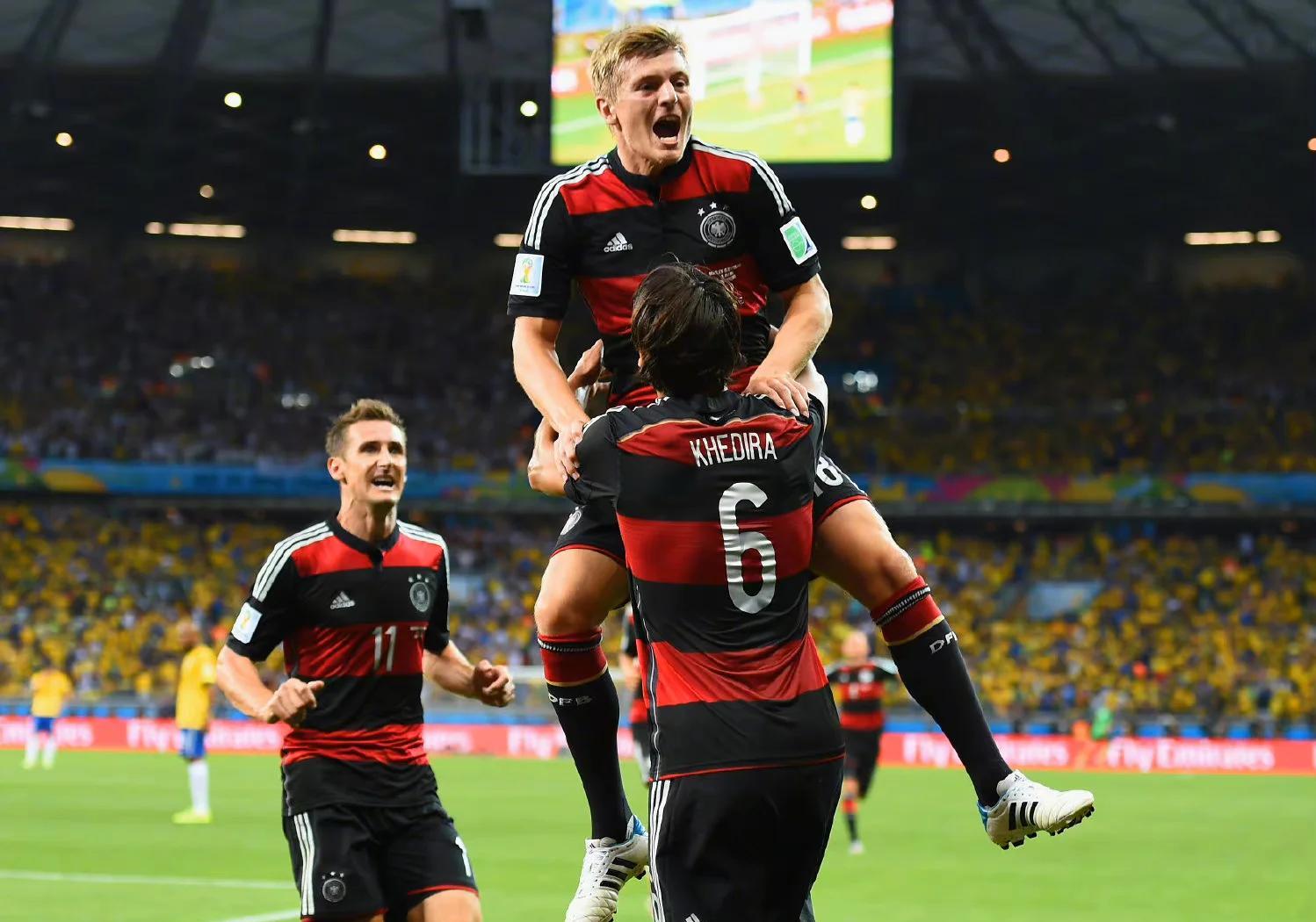 巴西球队亚冠疯狂狂欢，士气高昂