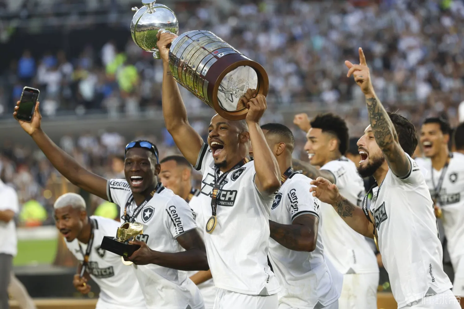 南美球员联袂奋战南美球队同心协力的简单介绍 南美球员联袂奋战南美球队同心协力的简单介绍