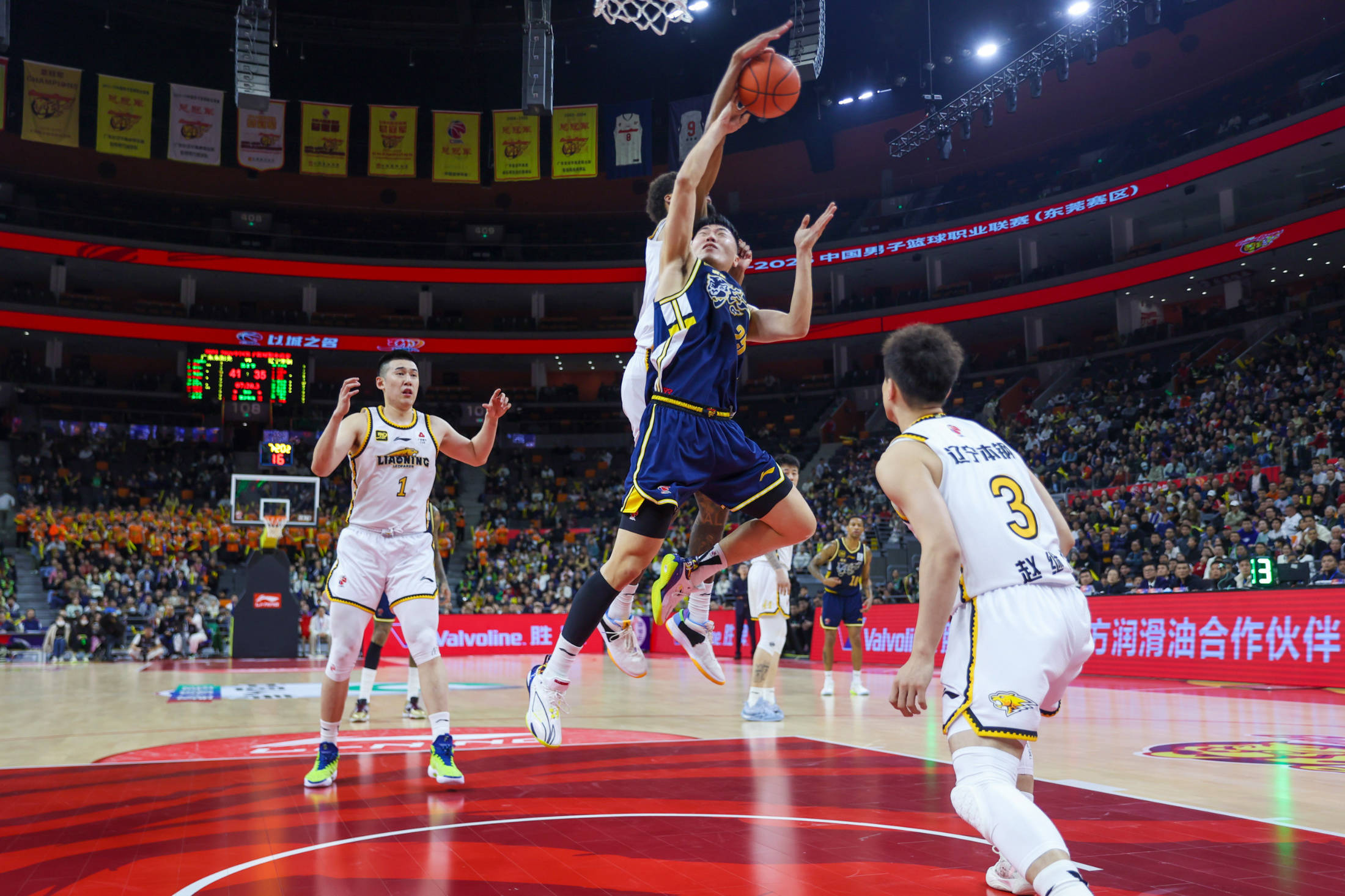 广东主场战胜强敌,晋级季后赛 广东主场战胜强敌,晋级季后赛