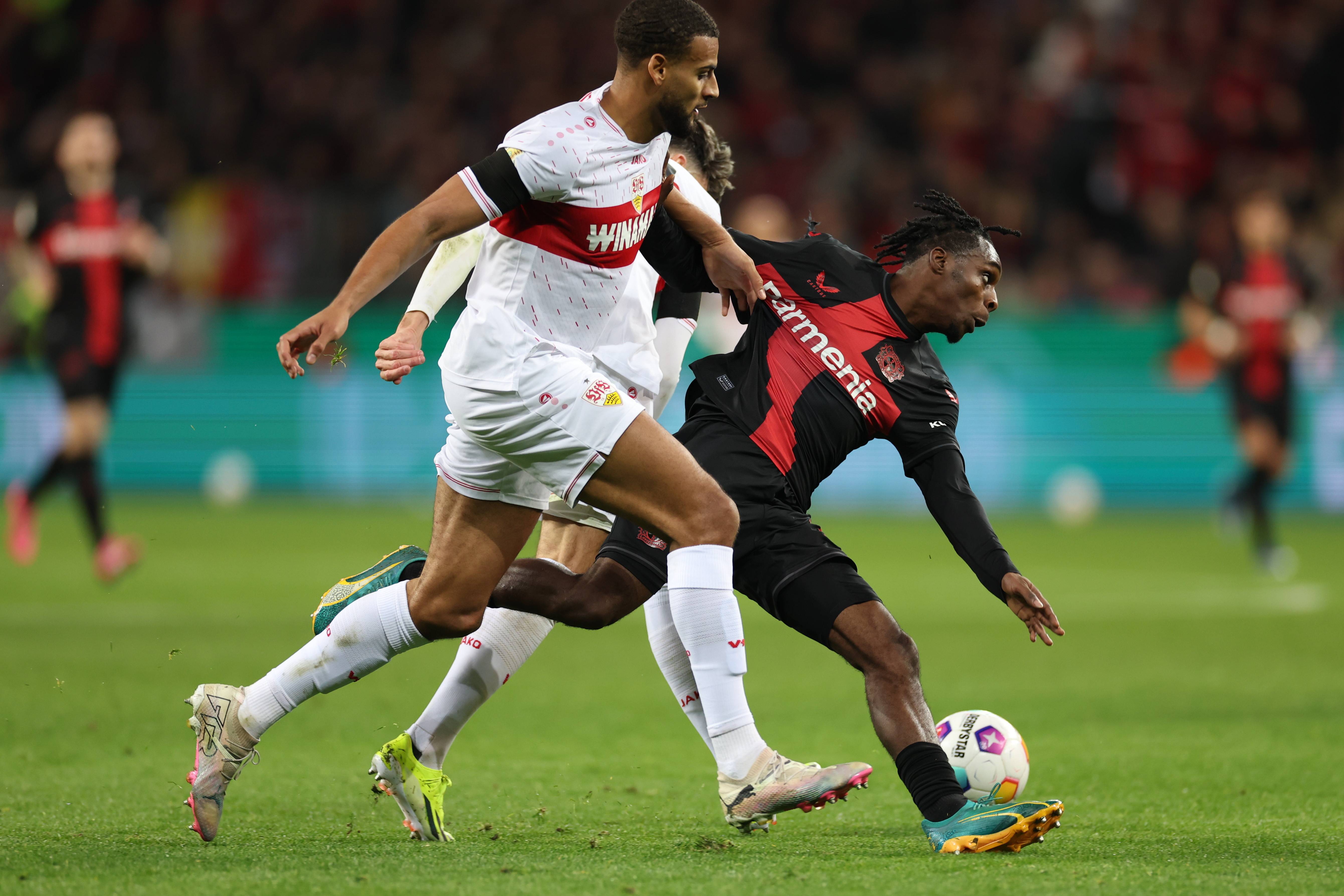 开云体育入口-勒沃库森球员受伤退出比赛，德甲争冠形势再生变数