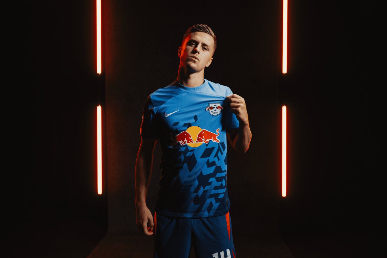 RB莱比锡低迷表现引发球迷不满 RB莱比锡低迷表现引发球迷不满