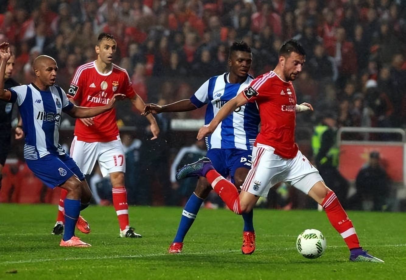 包含佛罗伦萨客场大胜博洛尼亚，豪取连胜的词条