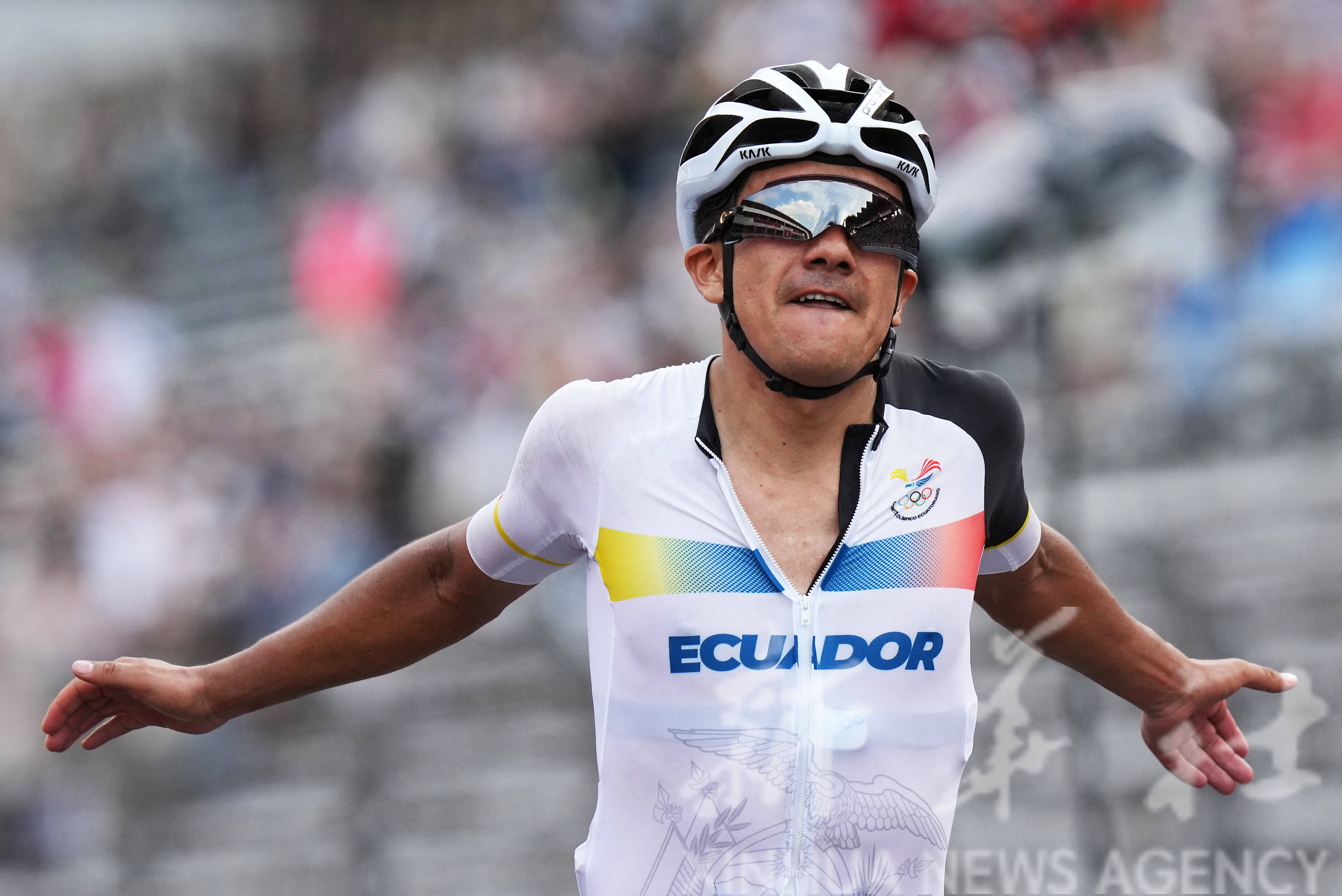 荷兰自行车选手冲过终点，揽获金牌