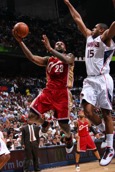 开云体育-老鹰逆转骑士，场内激烈对抗看点十足