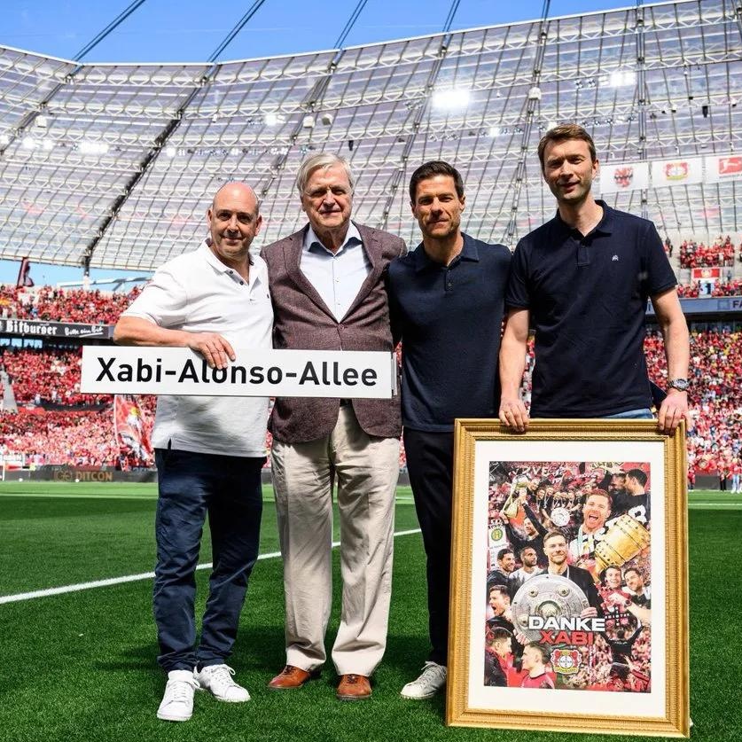 包含汉堡球队获得来自主教练鼓励，备战下一战的词条