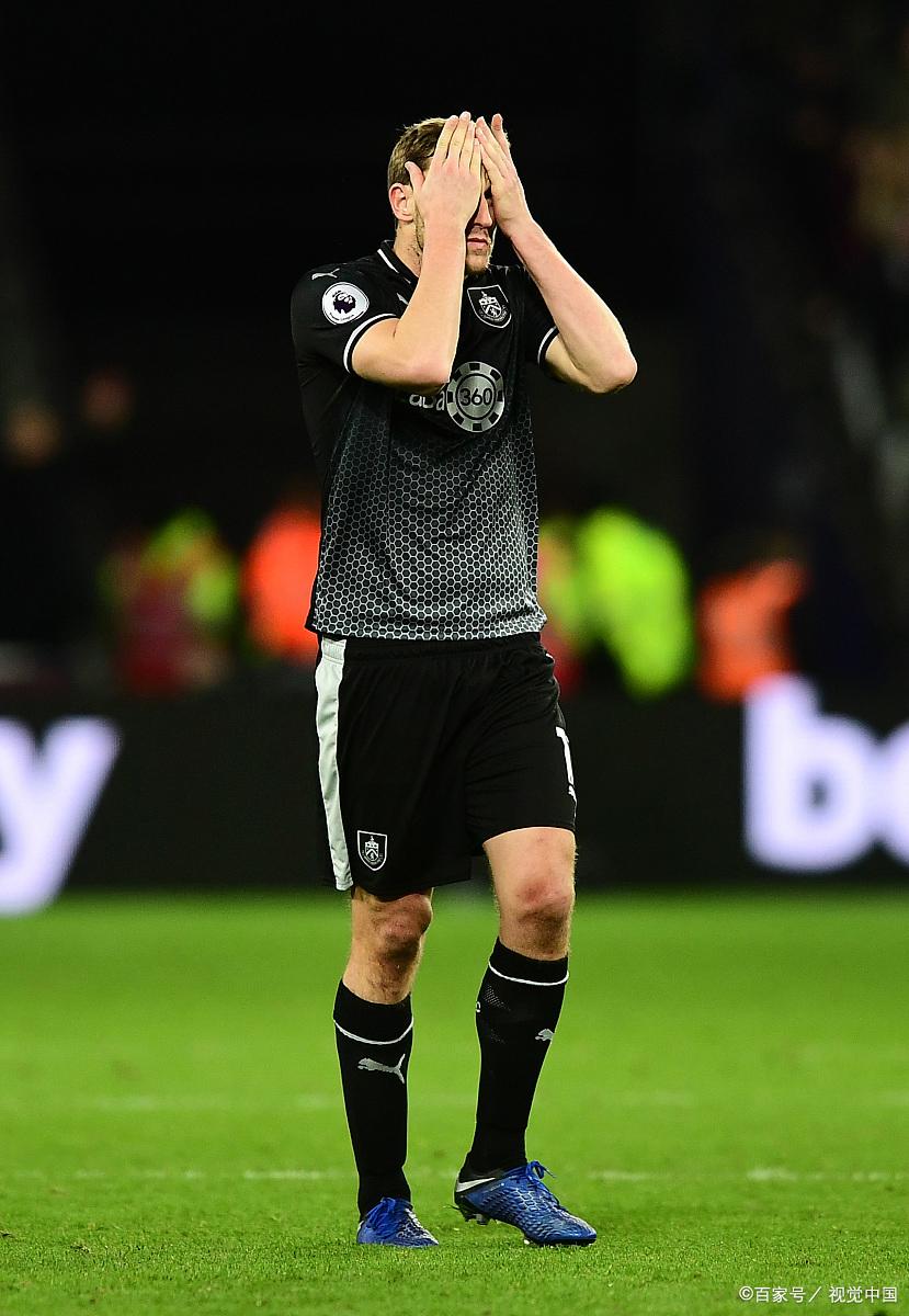 伯恩利攻守表现出色,轻松击败对手 伯恩利攻守表现出色,轻松击败对手