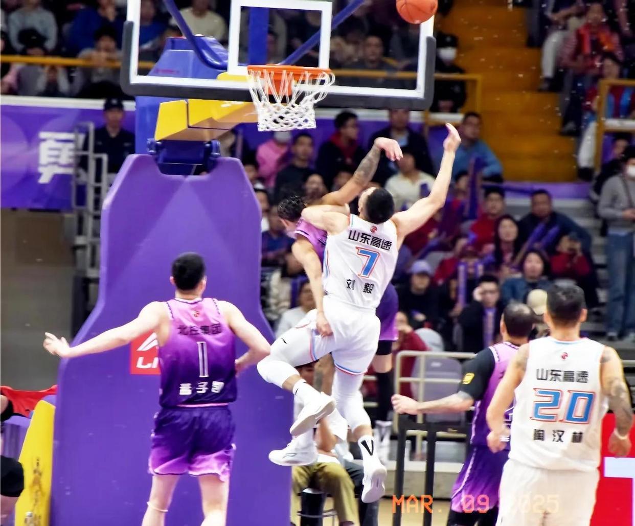 开云体育登录-山东男篮客场胜利，紧紧追随积分榜前列球队的简单介绍