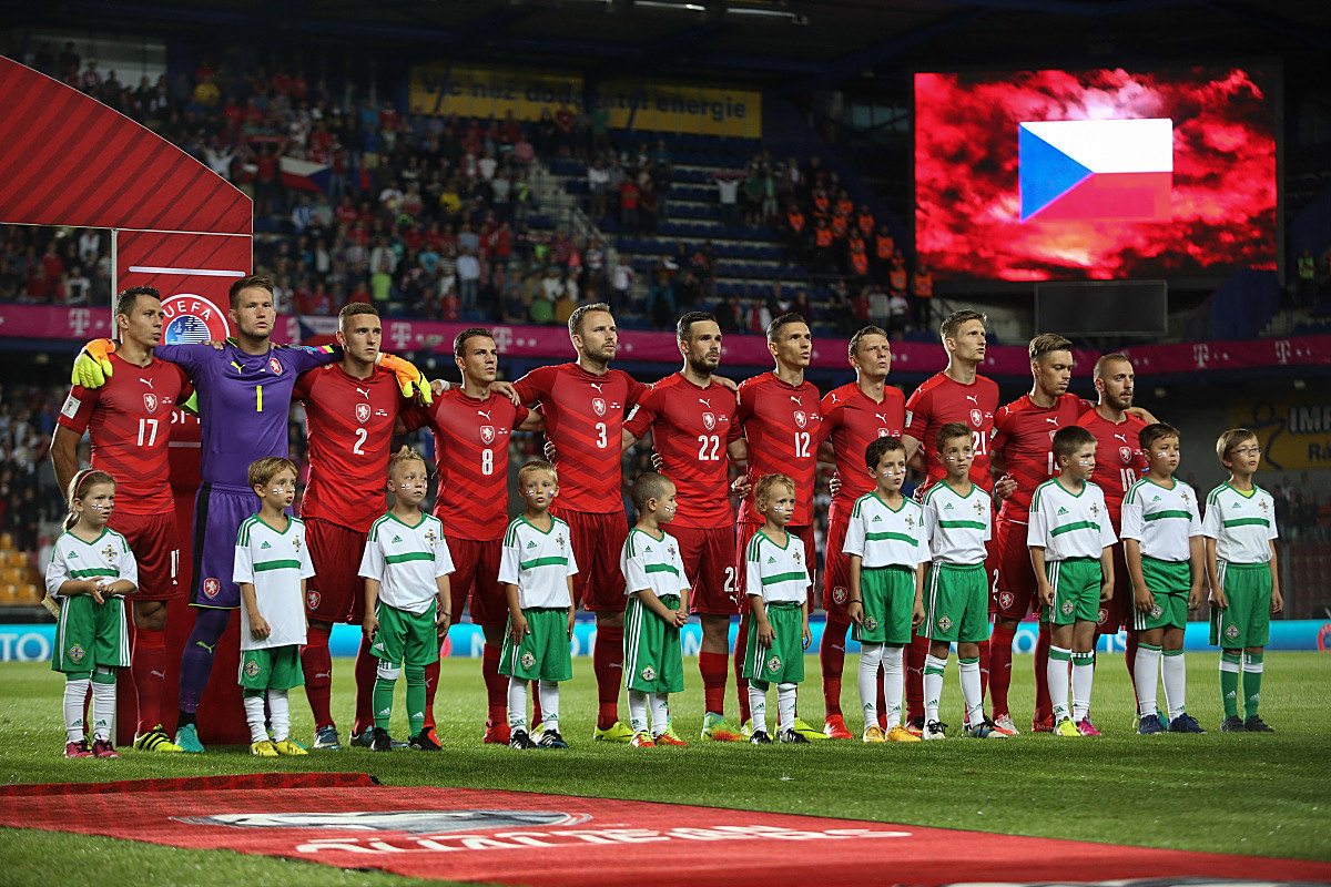 包含亚洲球队表现出色，轻松晋级淘汰赛的词条