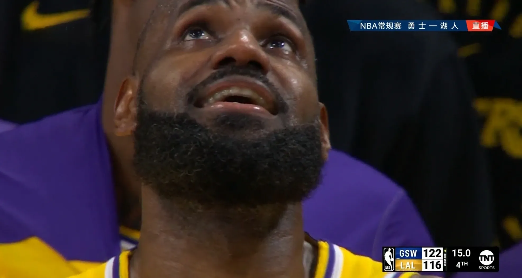 开云体育下载-篮球赛场临近尾声，双方实力不相上下！的简单介绍