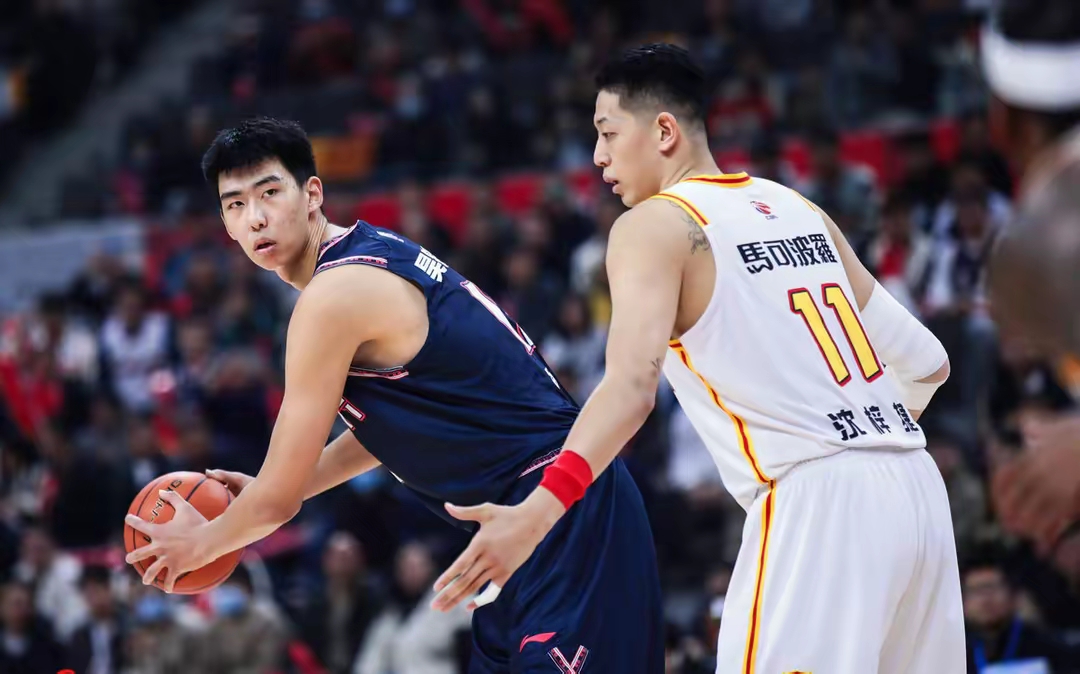 篮球赛场临近尾声，双方实力不相上下！的简单介绍