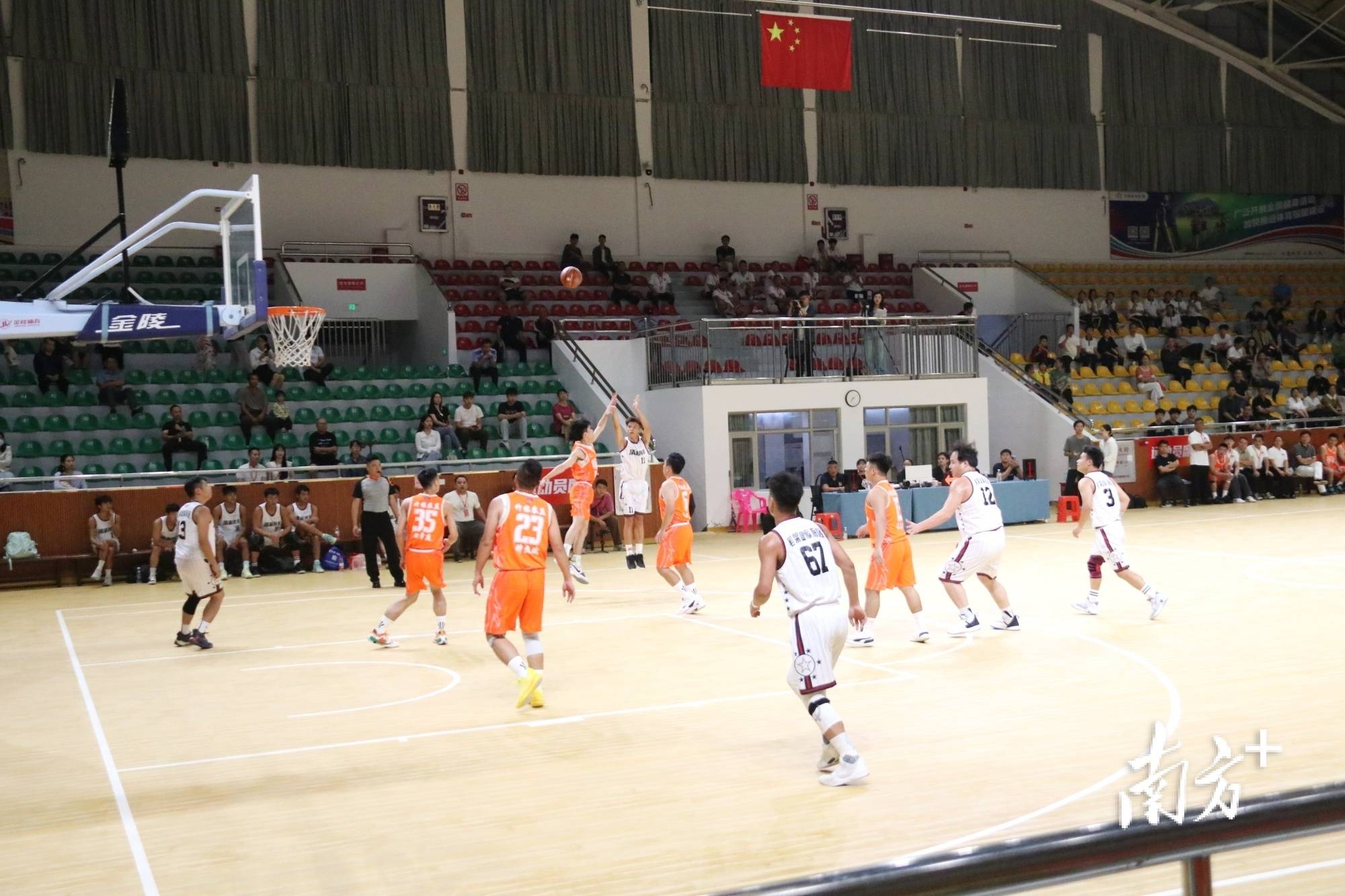 热烈篮球赛事持续进行,精彩程度大增 热烈篮球赛事持续进行,精彩程度大增