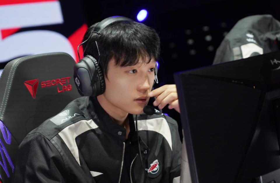 FLY鏖战NS,Tarzan操刀奇招英雄翻盘宿命之战四强赛,让粉丝疯狂欢呼 FLY鏖战NS,Tarzan操刀奇招英雄翻盘宿命之战四强赛,让粉丝疯狂欢呼