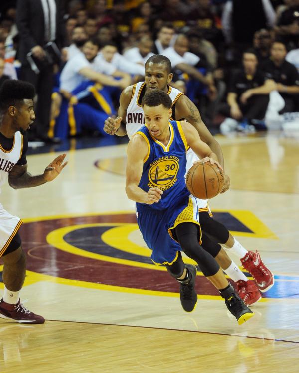 开云体育入口-不屈不挠，篮球场上的英雄史诗