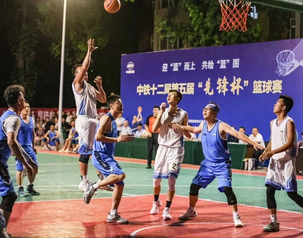 红火的篮球比赛中，各队实力对决