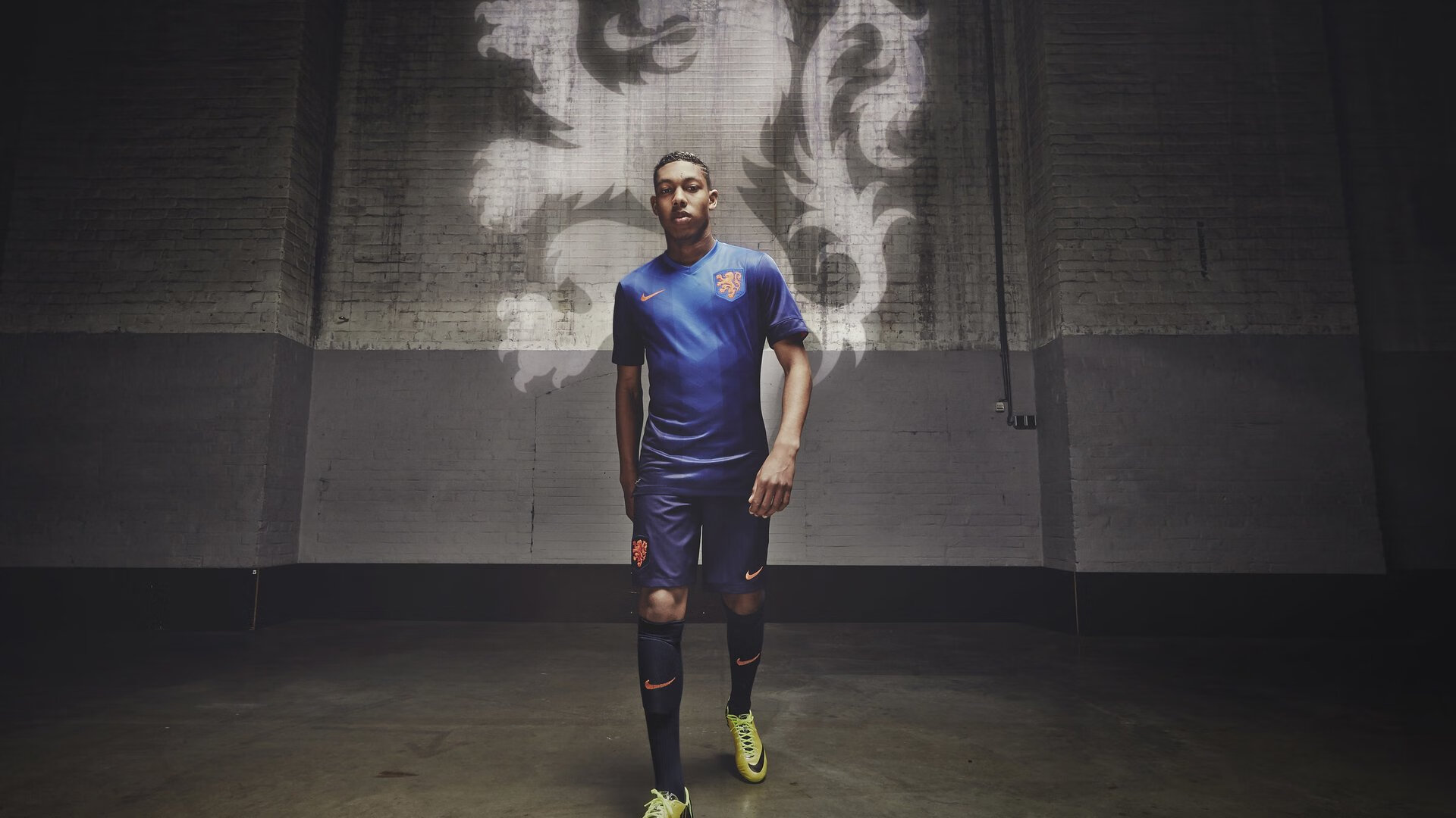 横扫与接管，篮球世界的两幅胜利图腾—从篮网的团队风暴到库里的个人神迹