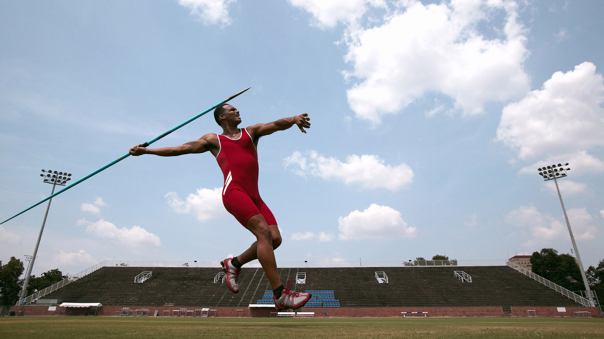 引擎与舞步，当F1的街道化身迪巴拉的绿茵舞台